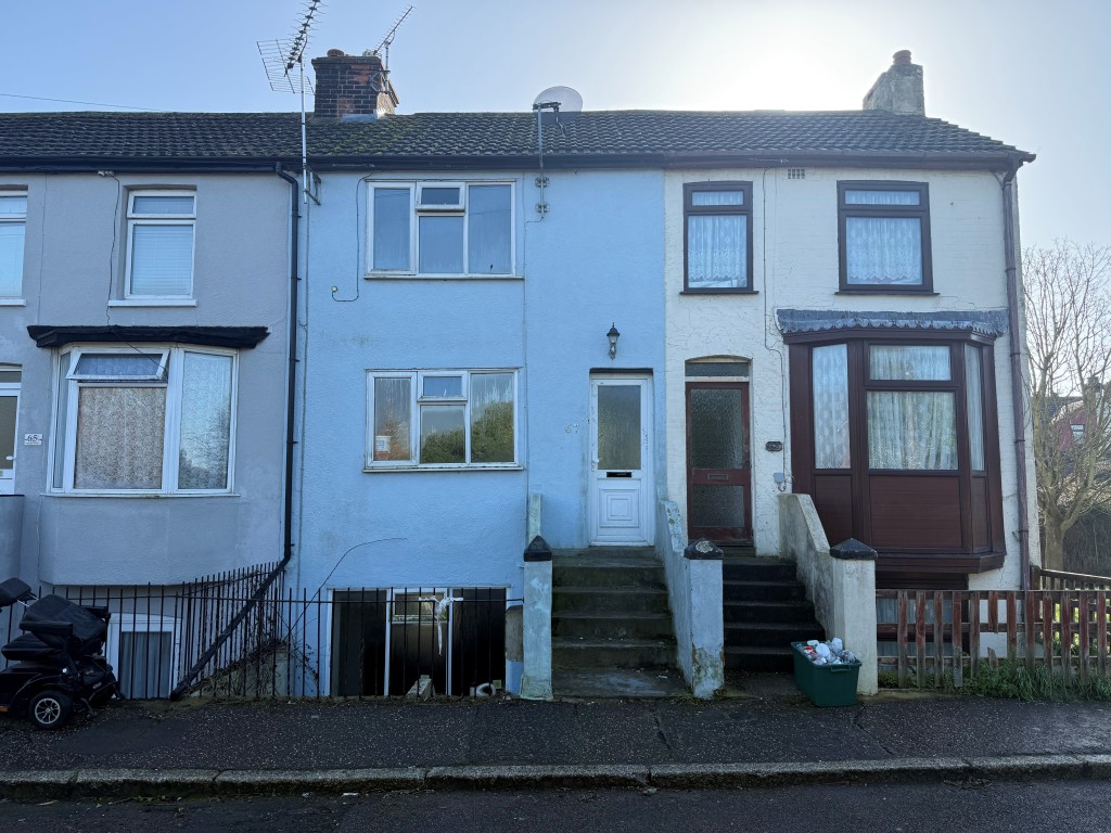Lot: 173 - THREE-BEDROOM TERRACED HOUSE FOR REFURBISHMENT LOCATED IN A CUL-DE-SAC - Front shot showing stairs that lead to front door